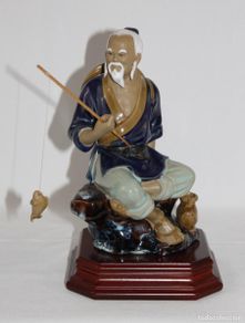 Antigüedades: Figura porcelana china oriental anciano pescador con pez. Base de madera
